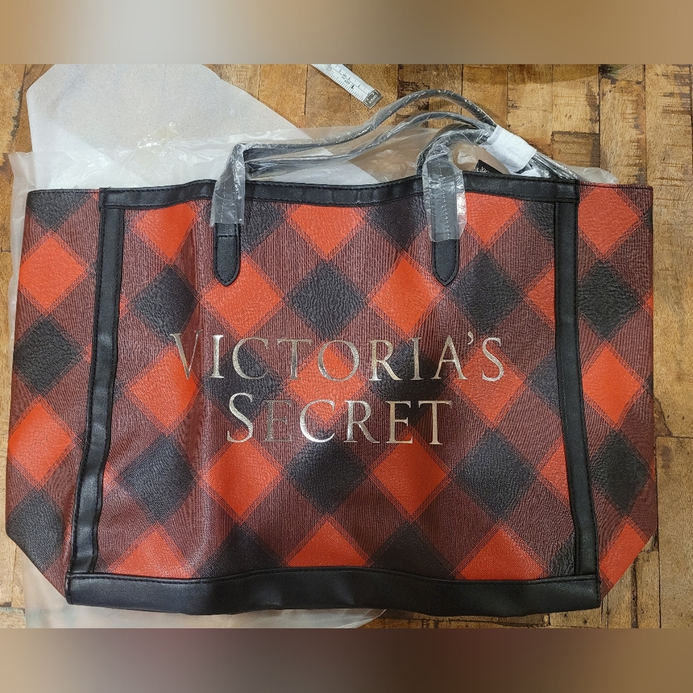 Victoria's Secret Plaid Carry all Tote Limited Ed Bag,Red Black Checkered New!!.